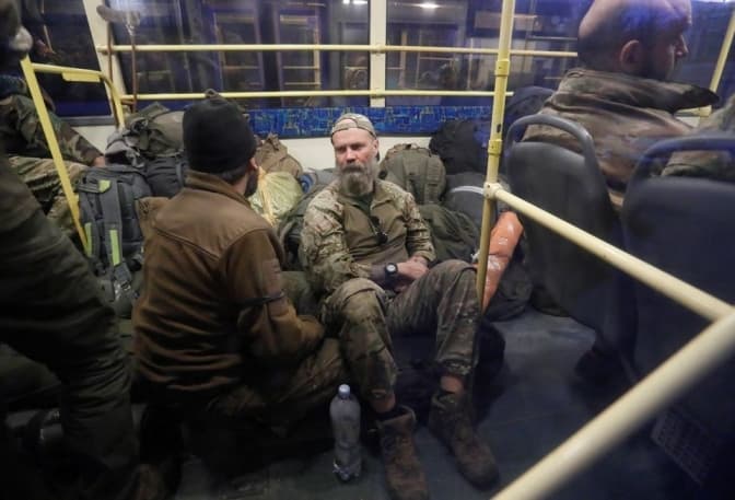 Автобуси з бійцями із «Азовсталі» прибули до окупованої Оленівки