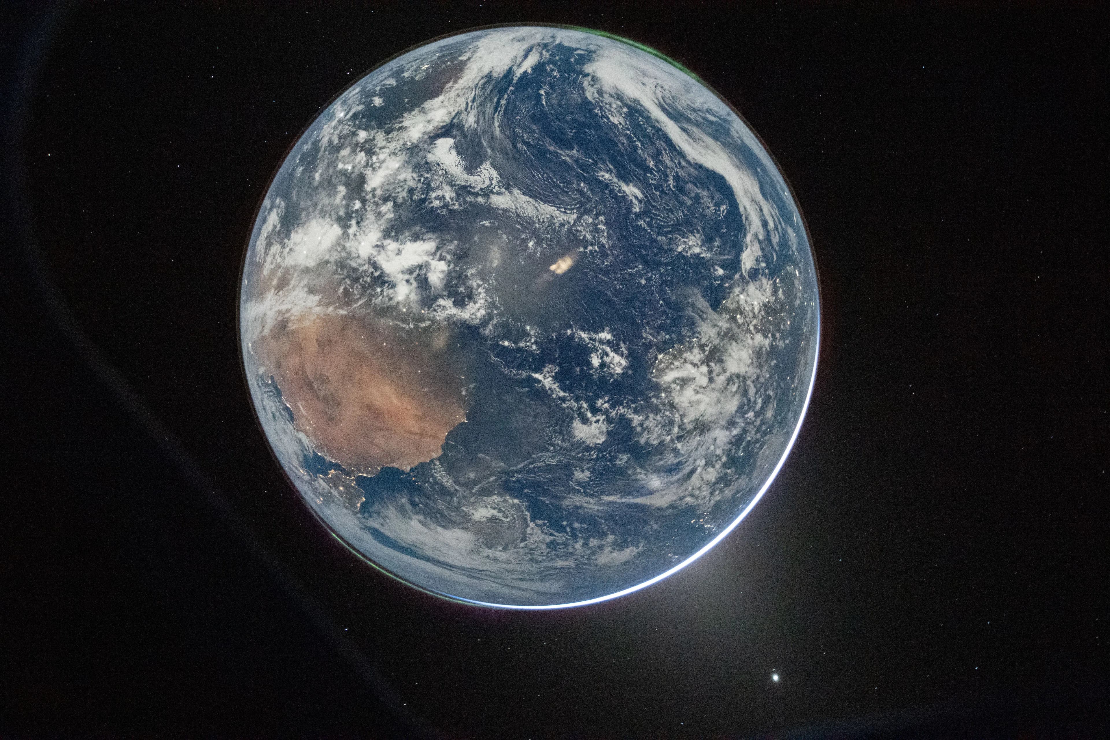 Земля з вікна космічного корабля «Оріон» / фото: NASA/Reid Wiseman