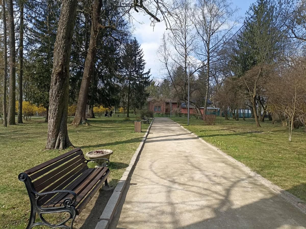 У парках Львова тривають весняні прибирання та оновлення меблів: де саме