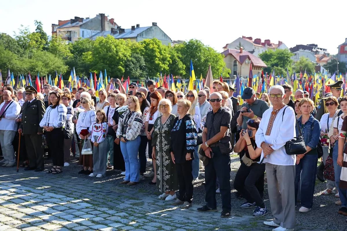 У Львові у День Незалежності України вшанували полеглих воїнів / фото: ЛОВА