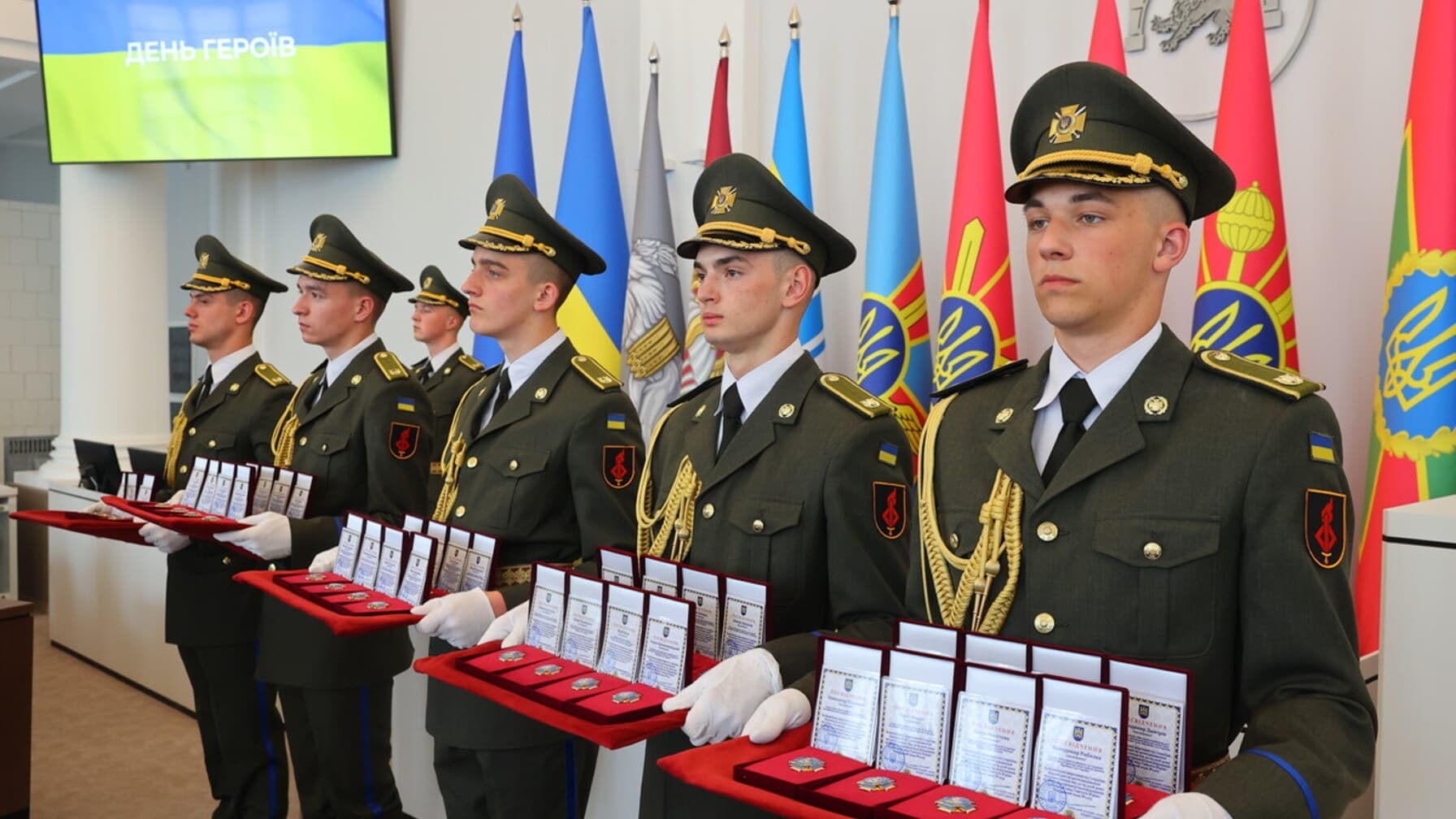Військовослужбовці почесної варти тримають нагороди "Почесниий знак святого Юрія" / фото: ЛМР