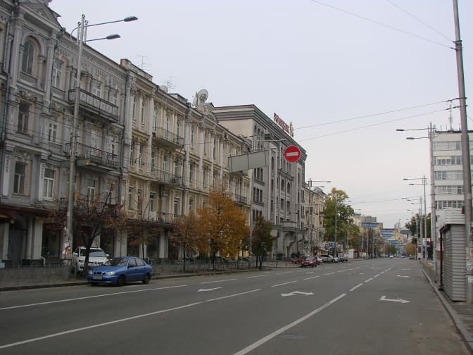 У Києві відновили рух по вулиці Жилянській, куди раніше влучив дрон-камікадзе