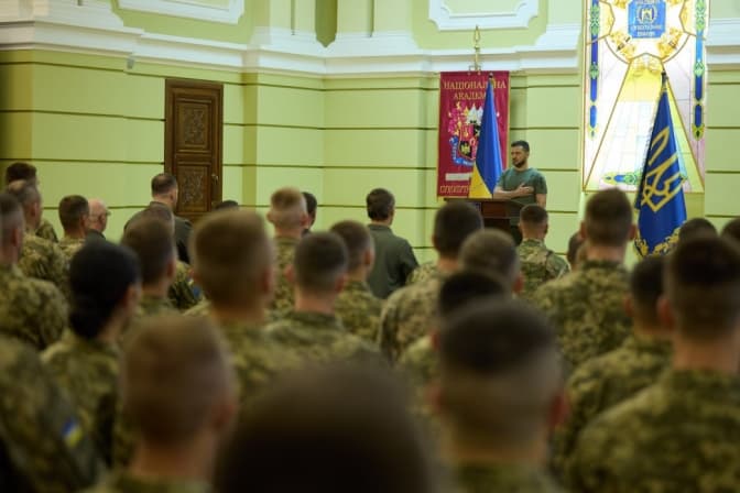 Президент Зеленський виступив в академії Сухопутних військ і вручив державні нагороди курсантам