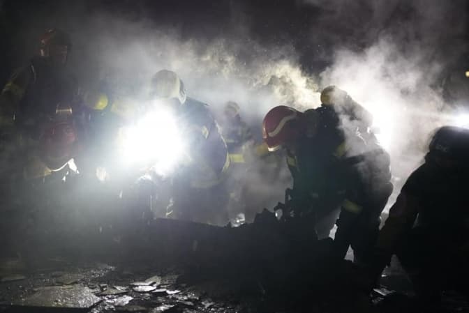 Рятувальники показали, як ліквідували наслідки нічної атаки дронами на Київ