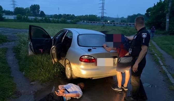 Патрульні у Львові розшукали водія, що збив на переході батька з 2-річним сином та втік