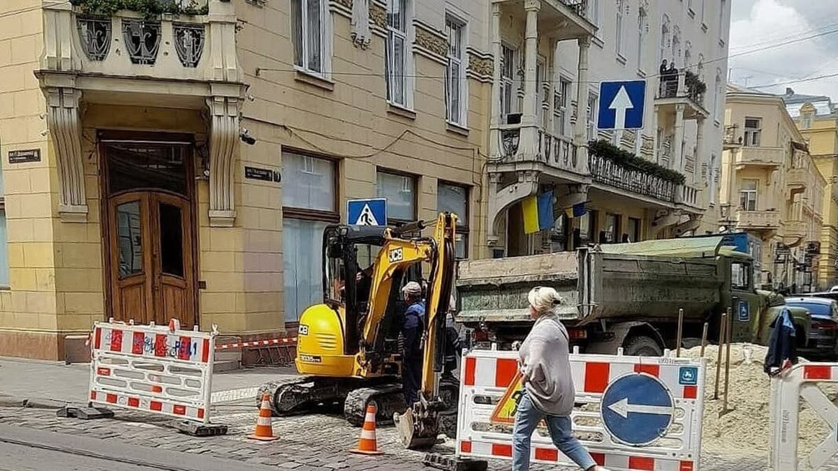 Аварія на водогоні у центрі Львова: рух перекрили, частина вулиць без води
