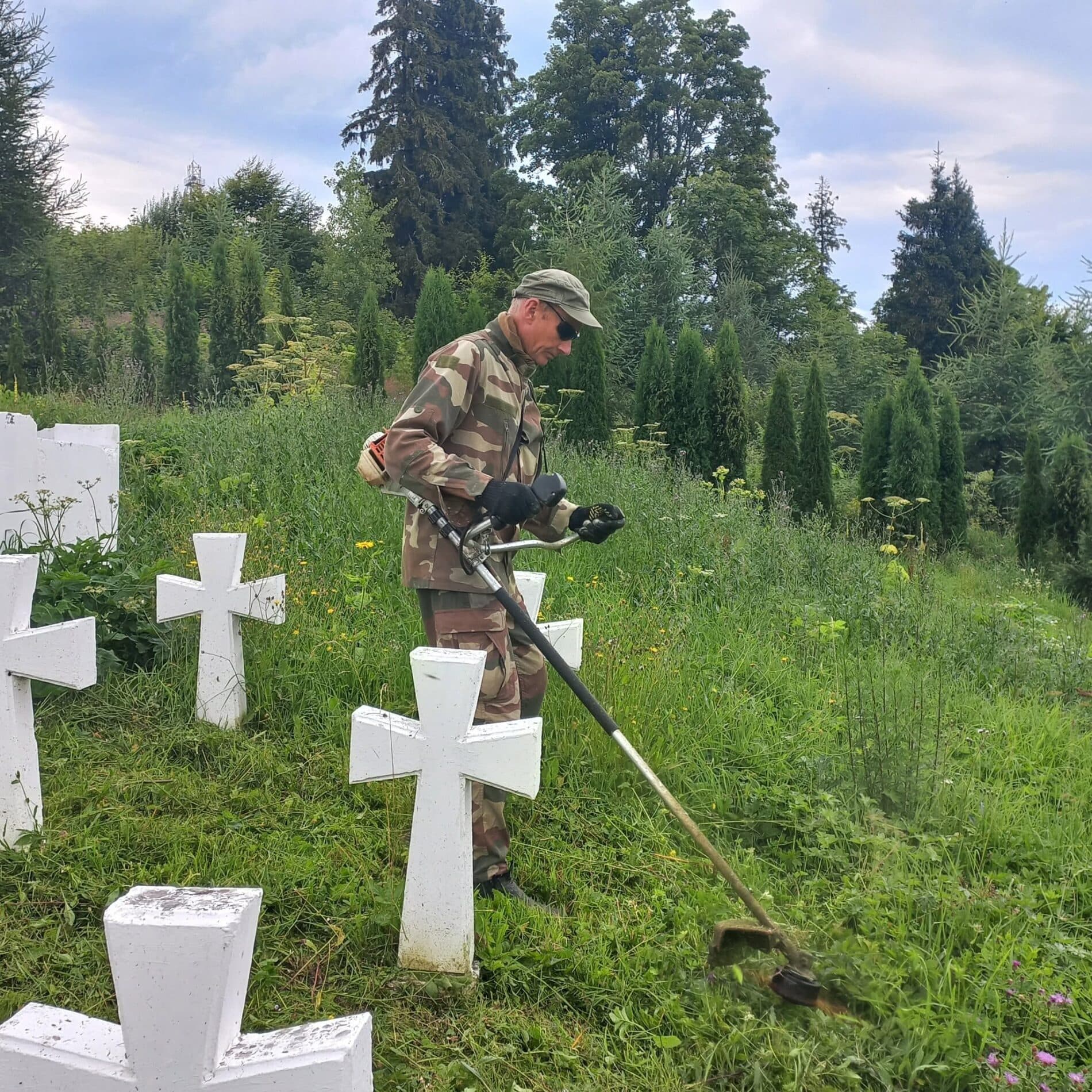 Покосили траву й демонтували огорожу: на Верецькому перевалі впорядкували меморіал / фото: ЛОР