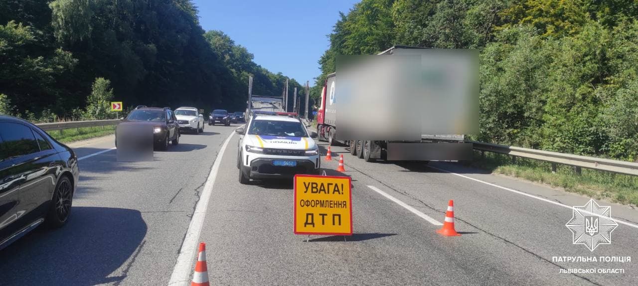 Ускладнений рух поблизу Львова / фото: Патрульна поліція