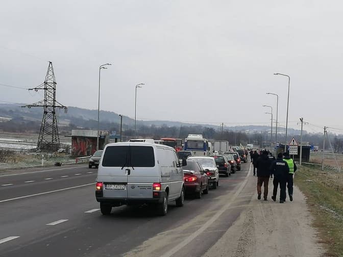 Власники авто на єврономерах блокують траси Львівщини. Фото