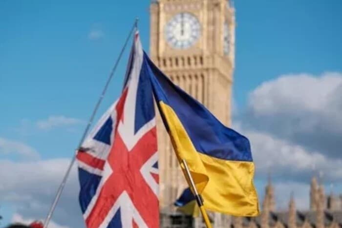 Британський та український прапори / Фото з відкритих джерел