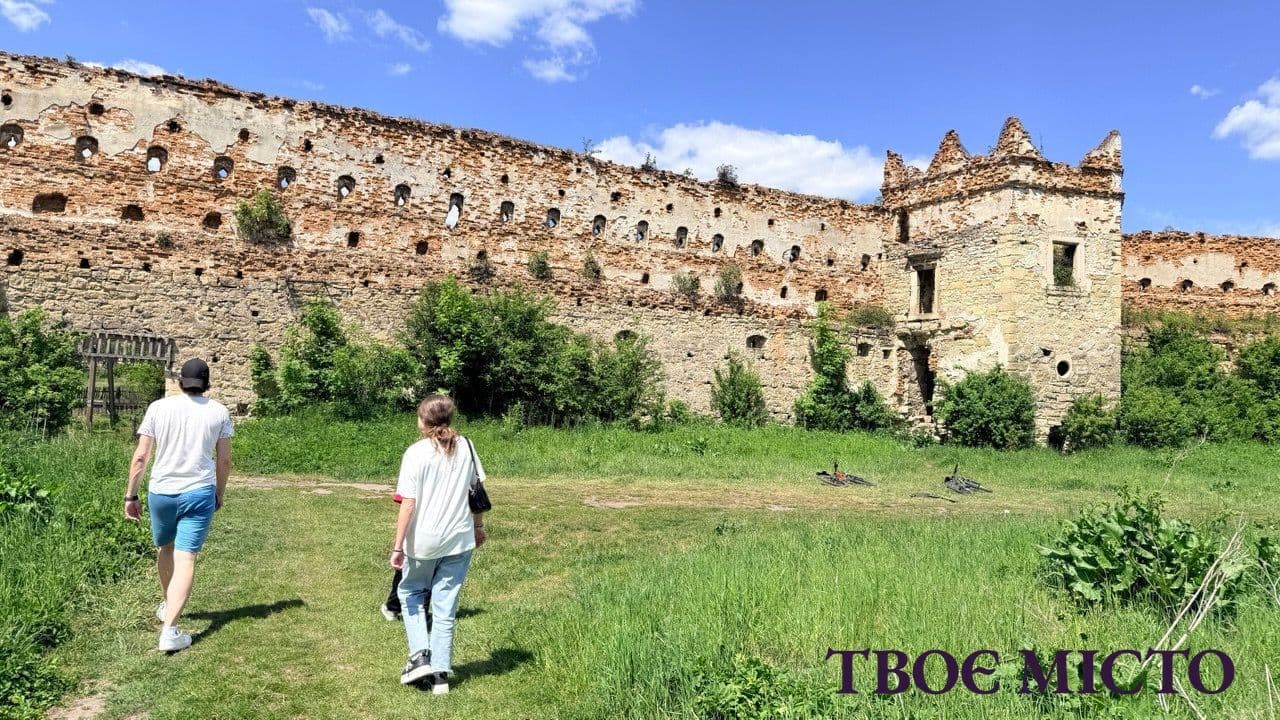 Замок у Старому Селі руйнується на очах