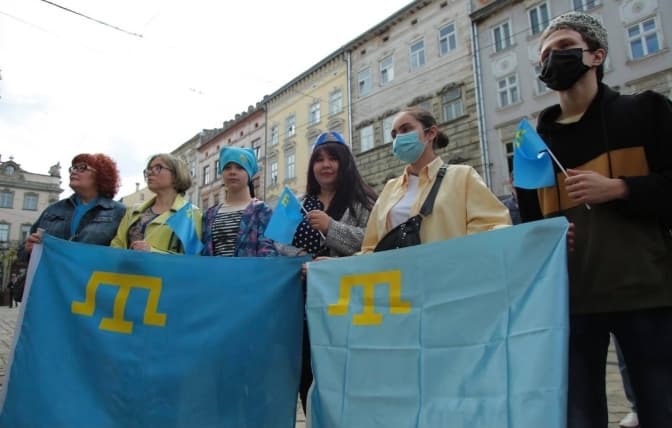 Фото дня. У Львові підняли кримськотатарський прапор
