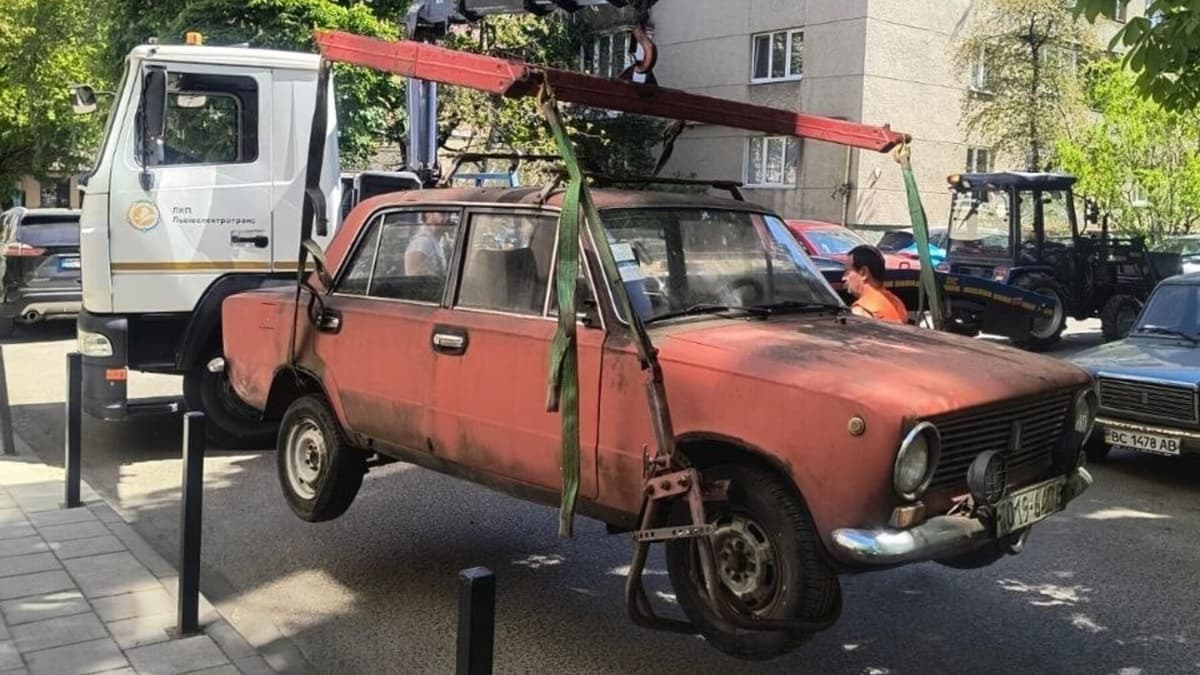 Покинуті авто, які стояли до семи років: у Львові евакуювали ще п’ять машин