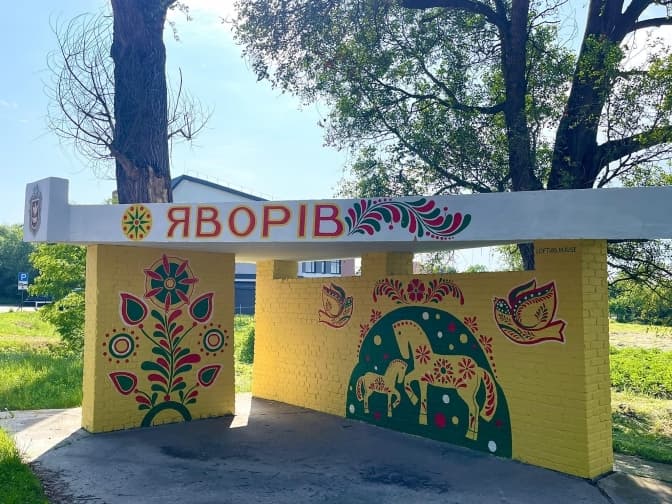 Автобусну зупинку на Львівщині прикрасили традиційним розписом