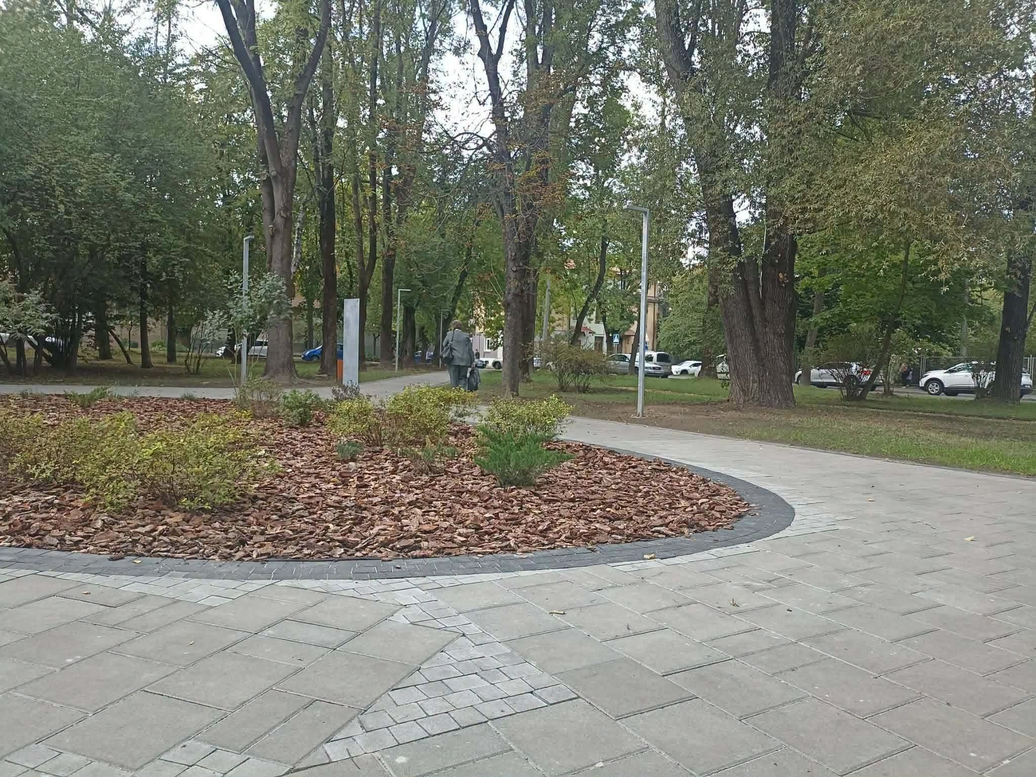 Сквер на вул. Коновальця / фото: Львів. Містобудування