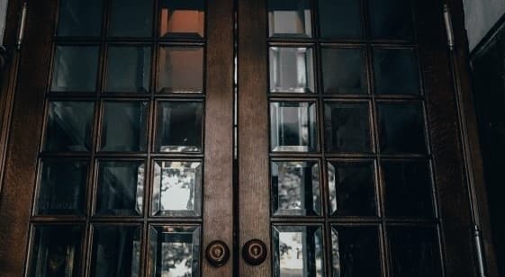 Неподалік Стрийського парку відреставрували історичні двері-віяло. Фото до і після