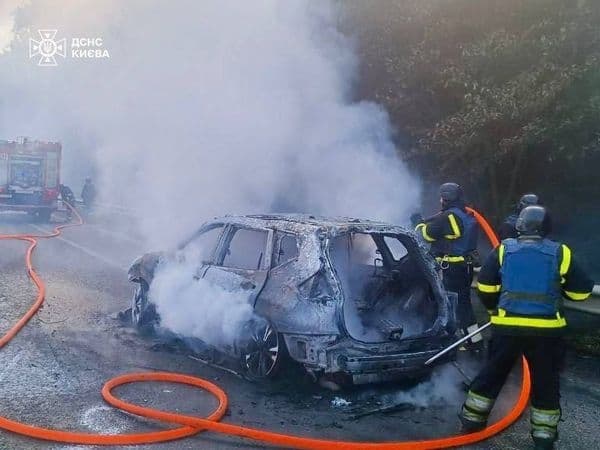 В Києві уламки «шахеда» впали на дорогу, постраждав водій автівки