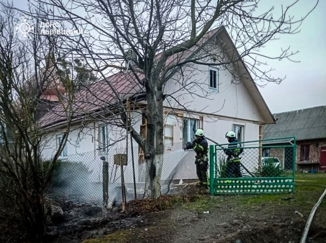 На Львівщині повідомили про наслідки нічної атаки: згорів будинок і є постраждалі. Оновлено