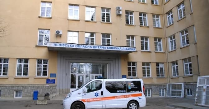 Біля лікарні «Охматдит» у Львові недостатньо паркомісць. Місто планує облаштувати нові