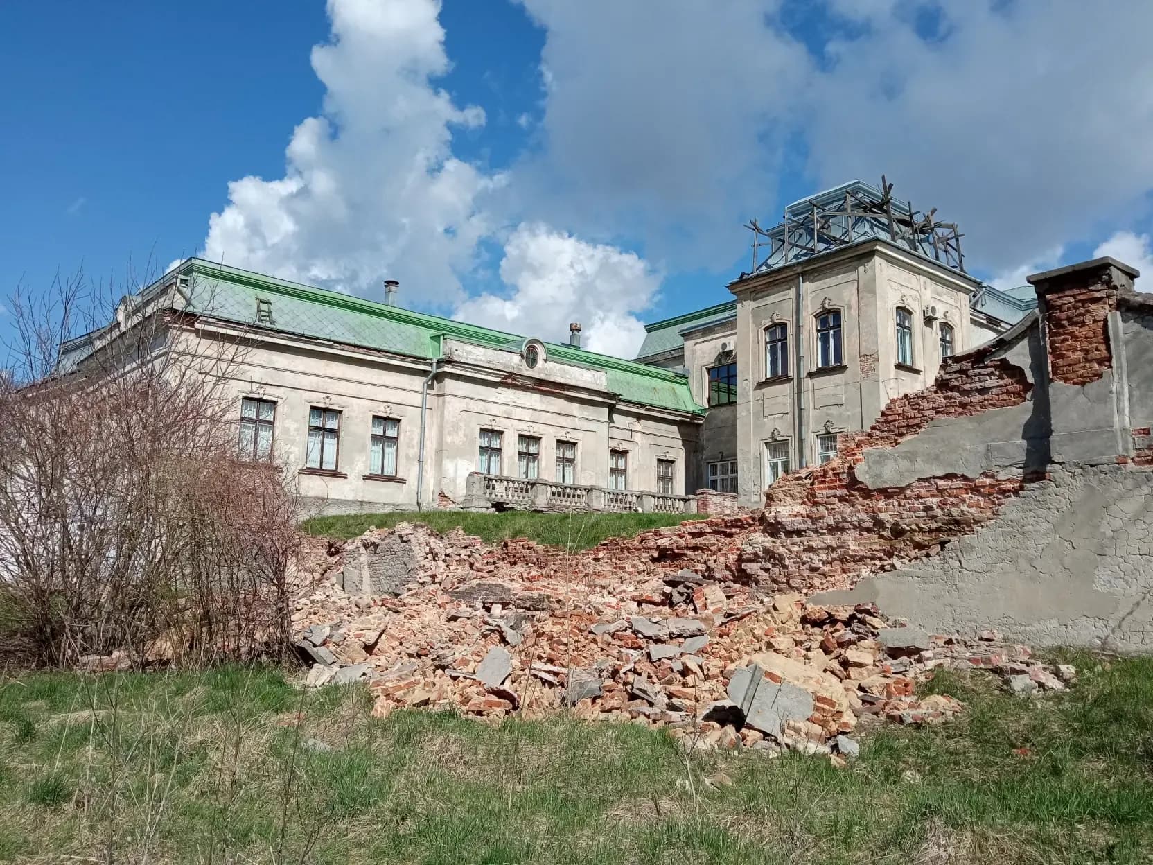 Оборонний мур палацу Потоцьких у Шептицькому руйнується