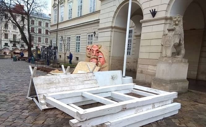 На площі Ринок почали монтувати різдвяну шопку