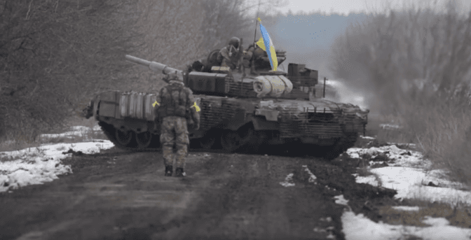 Колона техніки російських окупантів застрягла на обробленому полі