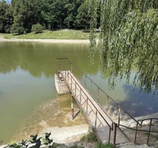 У Львові завершили ремонт труби, через яку зникала вода з озера в одному із парків