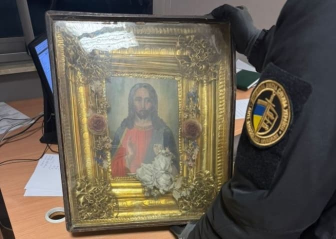На Львівщині митники вилучили марки з Гітлером і старовинну ікону