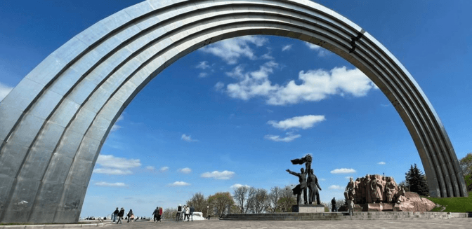 У Києві демонтують скульптуру двох робітників під Аркою дружби народів
