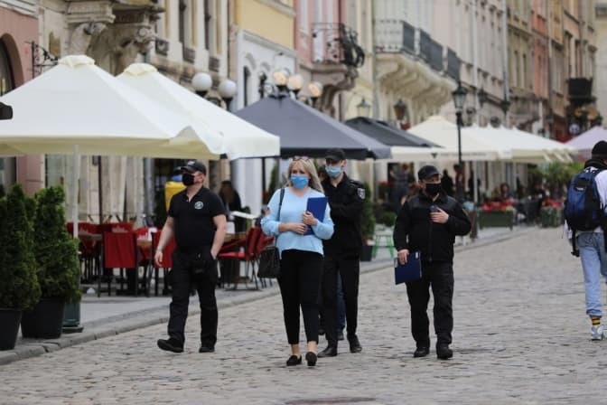 У барі в центрі Львова зібралися натовпи людей, що не дотримуються карантинних обмежень. Відео