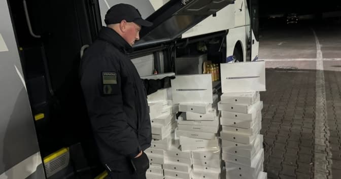 На кордоні зі Львівщиною у автобусі виявили техніку Apple на 3 мільйони гривень