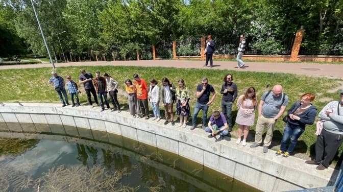 У столичному парку «Відрадний» мешканці погодували рибок заради розмінування озера