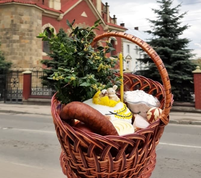 Як львів'яни освячували Великодні кошики. Фото із соцмереж
