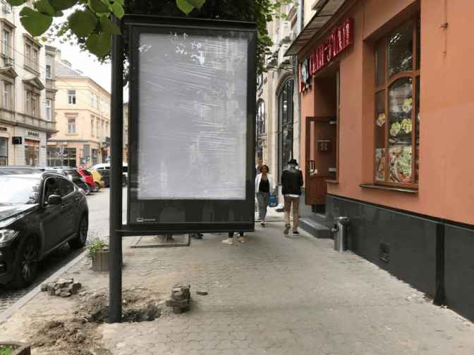 Вночі у центрі Львова демонтували встановлені на хідниках сітілайти. Фото
