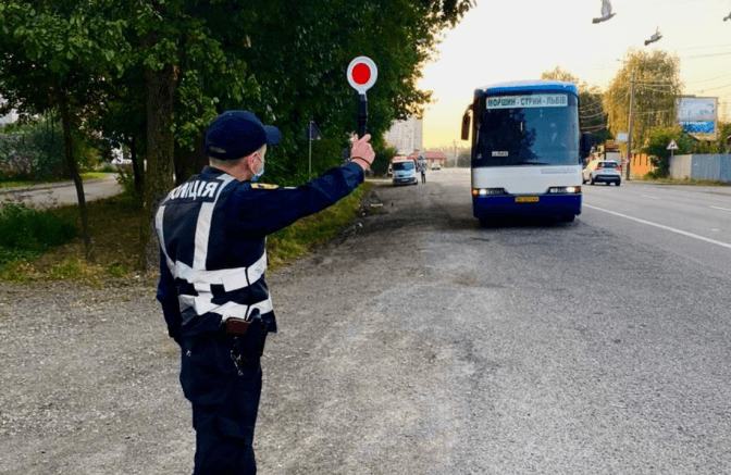 Львівські поліцейські посилено перевіряють громадський транспорт на дотримання карантину