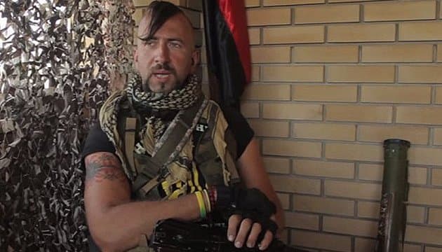 Скриншот відео, де Василь Сліпак на передовій співає пісню "Місяць на небі"
