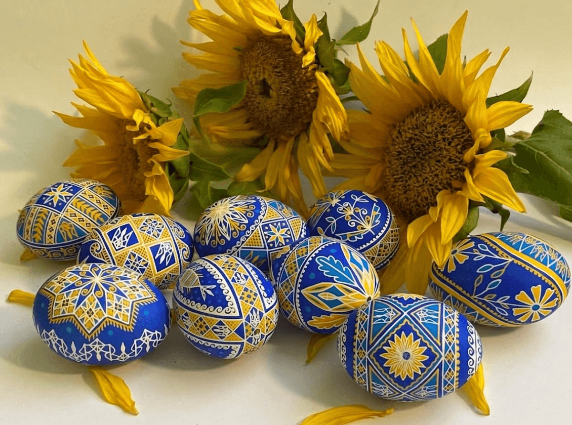 Традиційні символи у поєднанні з молитвою. Майстрині у Львові розповіли, як змінюються писанки під час війни