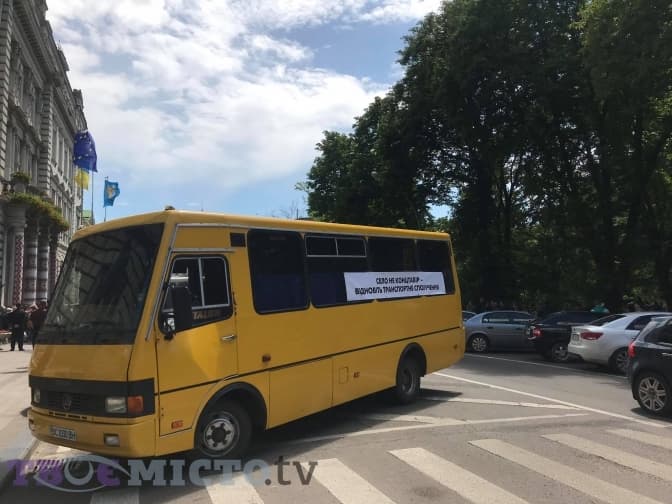 Обласні перевізники Львівщини почали виїжджати на маршрути. Чи законно це