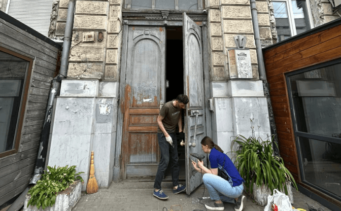 Київські активісти вирішили продовжити справу Миронова і відреставрувати старовинні двері
