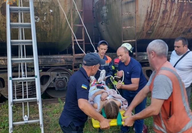 На Львівщині 14-річну дівчинку ударило струмом. Вона була на цистерні вантажного потяга