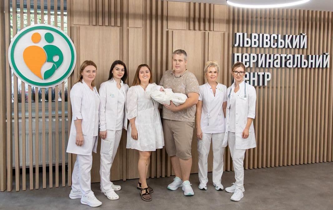 Лікарі Львівського перинатального центру цілодобово боролися за життя передчасно народженої Христинки понад три місяці / фото зі сторінки Центру