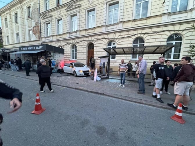 Дівчина, яку збила машина на зупинці у Львові, у важкому стані в реанімації – лікарі борються за її життя. Оновлено