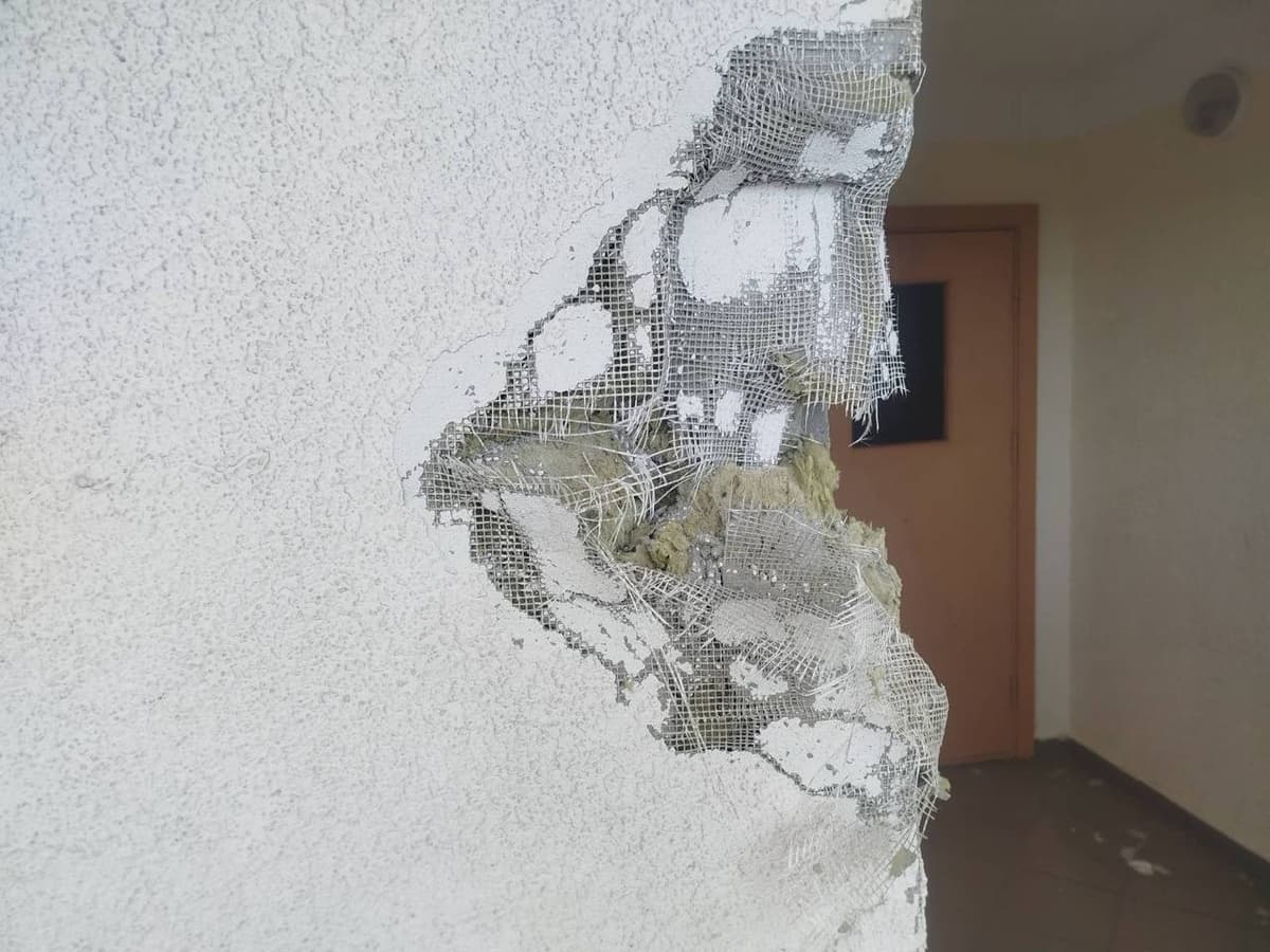 У Броварах російський дрон влучив у багатоповерхівку