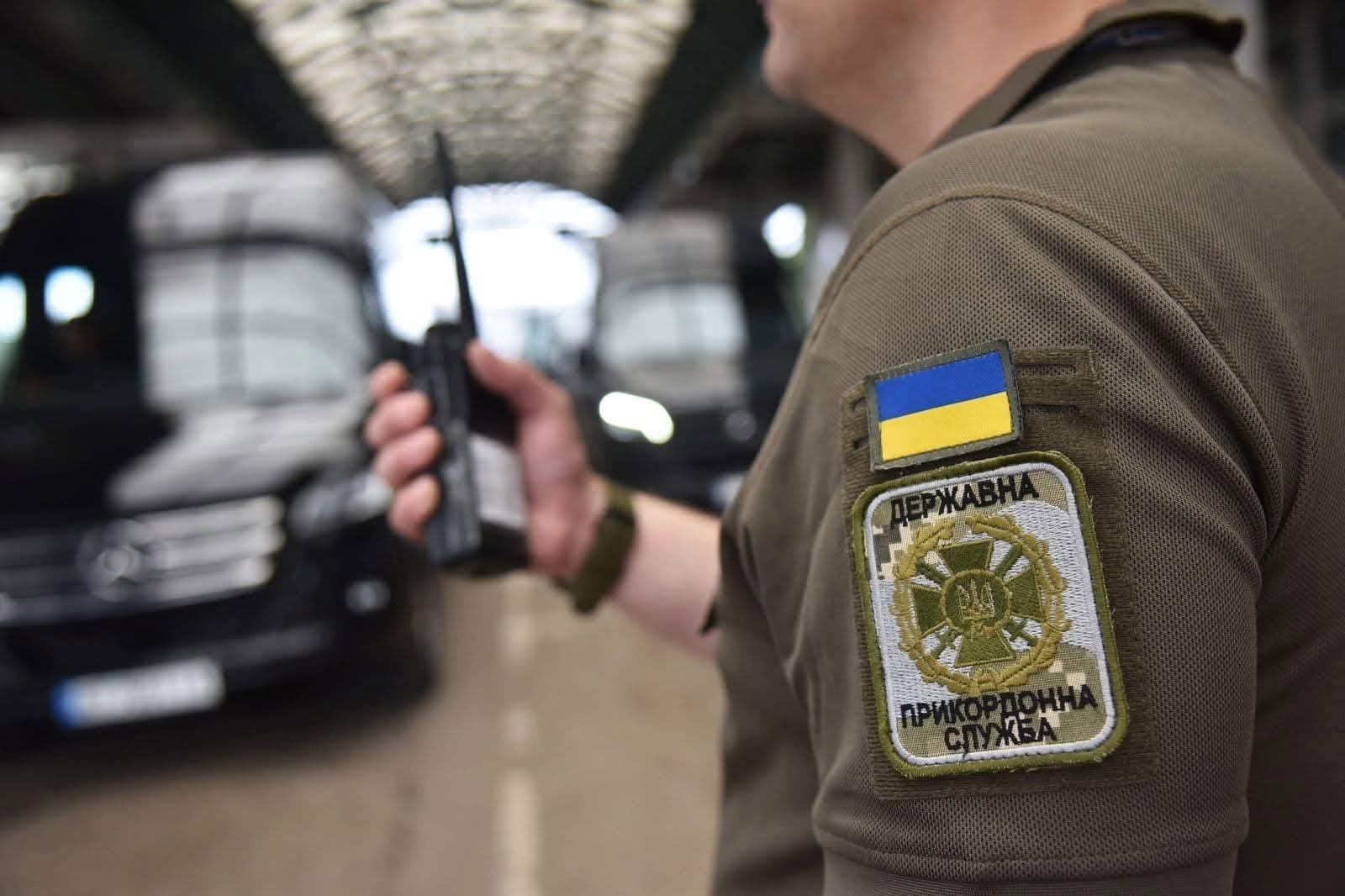 На виїзді з України фіксують черги з авто та автобусів.