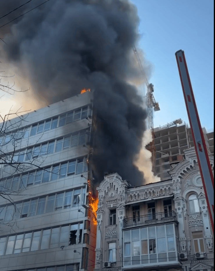 Атака на медцентр "Добробут" у Києві. Фото: скриншот/ Telegraf UA
