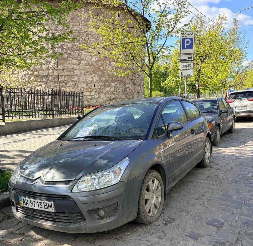 У Львові продовжують евакуацію покинутих авто/Фото: Олег Забарило