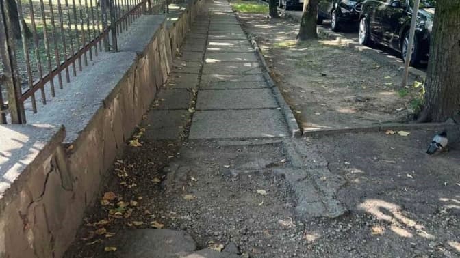 Біля «Львівської політехніки» ремонтують тротуарне покриття