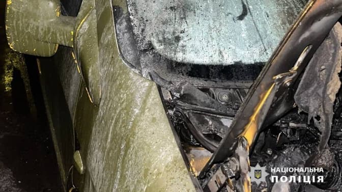 У Києві затримали жінку із сином, які палили автівки військових