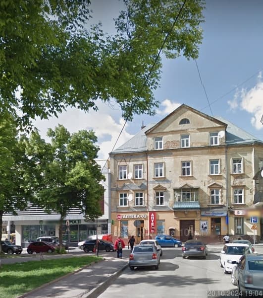 Дискусії ведуться щодо квартири площею 62 м² на другому поверсі триповерхового австрійського будинку 1917 року на вул. Князя Мстислава Удатного, 5.
