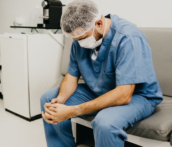 Україні не вистачить лікарів через антирекорди з Covid-19 та зміни на догоду ОРДЛО. Головне за минулу добу